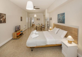Central apartment on pedestrian street by GHH